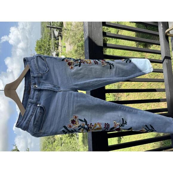 Sandpiper Petite Embroidered Light Denim Jeans Size 4P - Picture 1 of 7